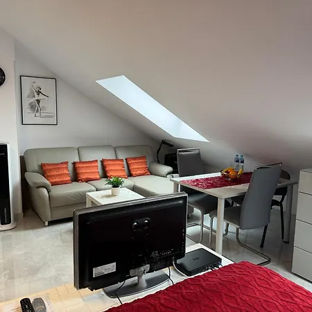 Mit Kueche Und Bad In Apartamento *